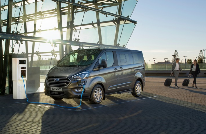 Ford präsentiert Tourneo Custom mit Plug-In-Hybrid-Antrieb